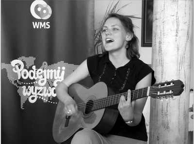 Helena Kmieć z gitarą
